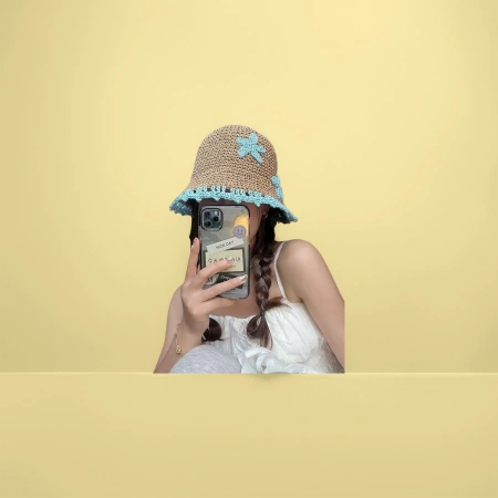 A wide-brimmed, fashionable and casual straw hat for women to protect themselves from the sun in summer A wide-brimmed, fashionable and casual straw hat for women to protect themselves from the sun in summer